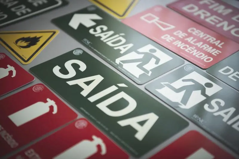 Placas de sinalização contra incêndio e rota de fuga